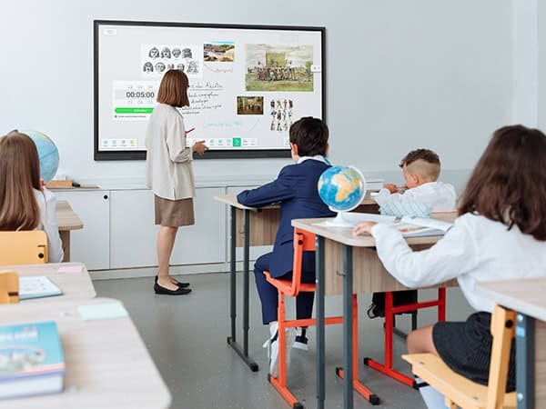 Écran interactif installé en salle de classe