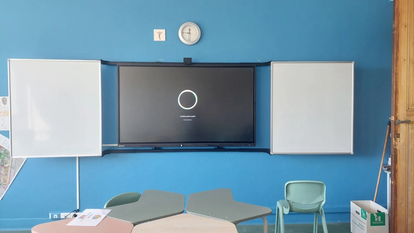 Installation Speechi sur mur bleu dans une classe