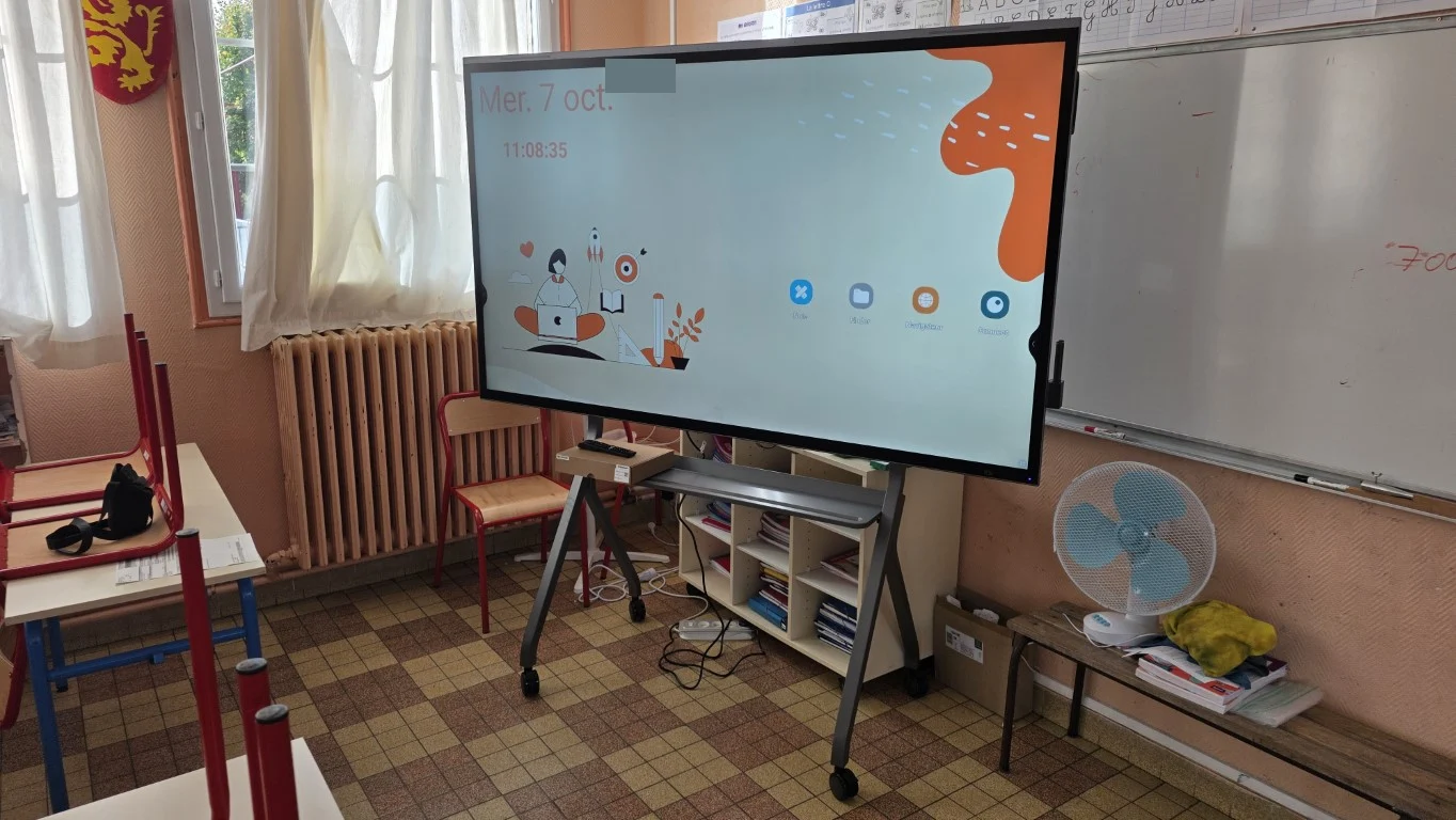 Écran Speechi sur pied mobile dans une salle de classe