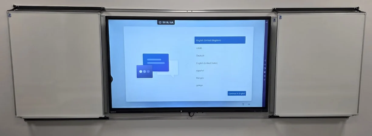 Écran interactif Speechi installé entre deux tableaux blancs